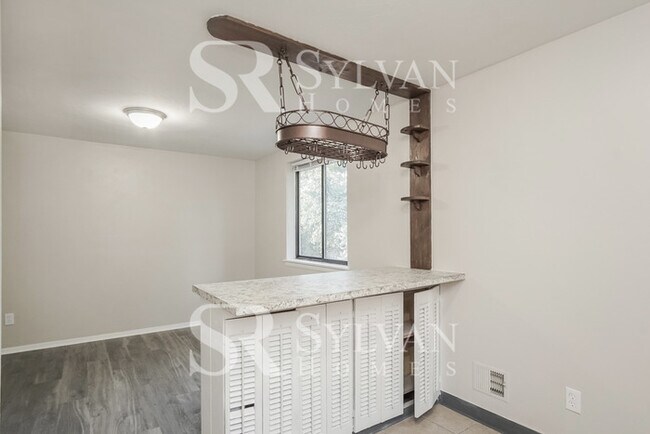 Building Photo - Charming 3BR 2.5BA split foyer home