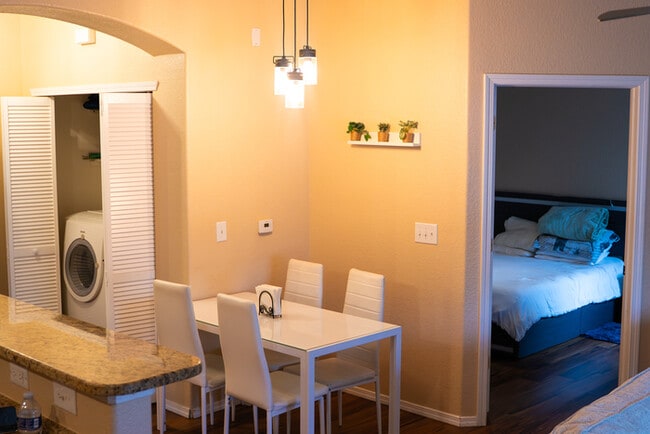 Building Photo - 2 bed 2 bath Condo