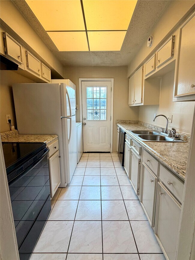 Building Photo - 7700 Creekbend Dr