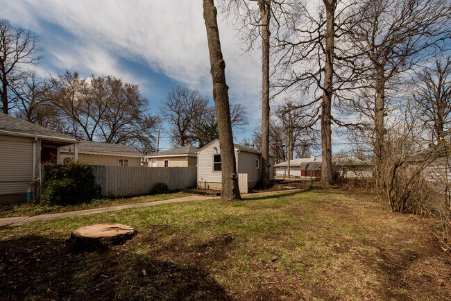 Building Photo - 2307 Kenwood Ave