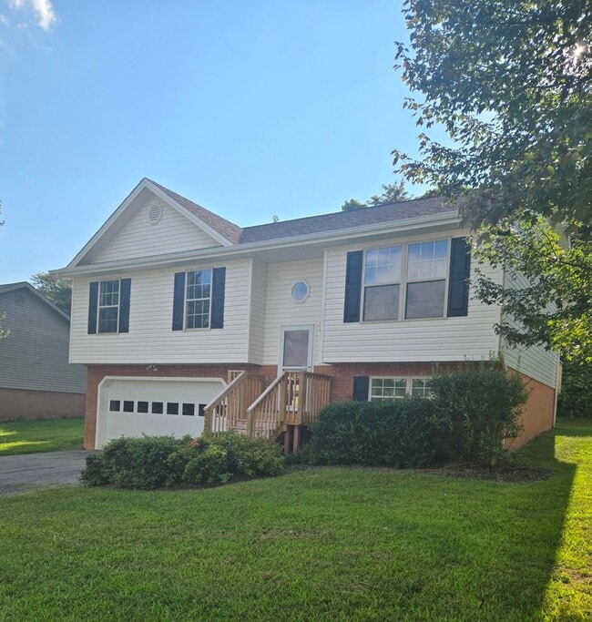 Building Photo - Charming 3 Bedroom Home in Historic Jonesb...