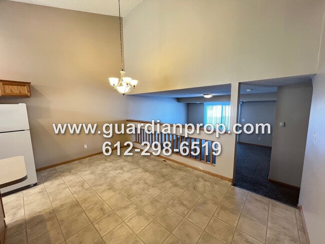 Building Photo - Townhouse Available May 1, Vaulted Ceiling...