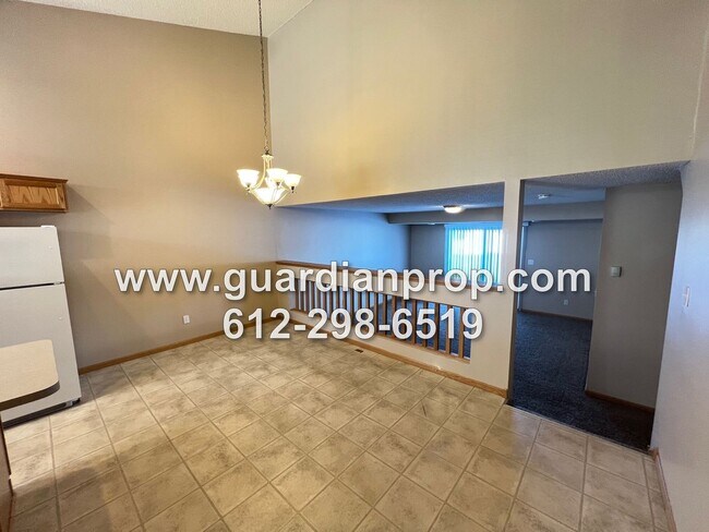 Building Photo - Townhouse Available September 1, Vaulted Ceilings, Open Floor Plan, 2 Bath, Attached Garage