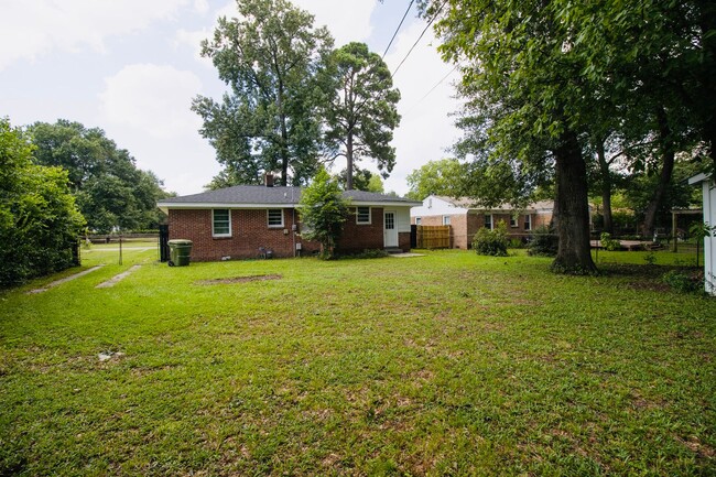 Building Photo - 3 Bedroom, 1 Bathroom Charmer in Cayce - A...