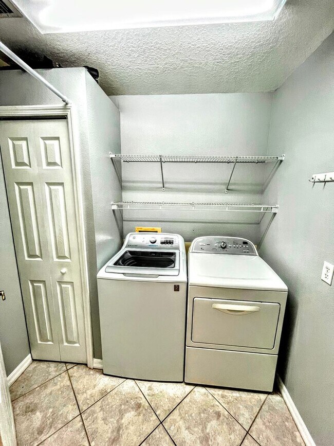 Building Photo - ANNUAL UNFURNISHED 2 bed 2 bath ground floor water front condo in Bradenton