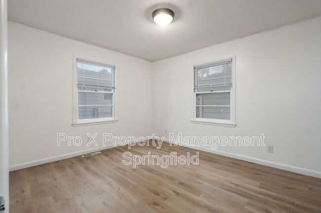 Building Photo - 906 N Belview Ave