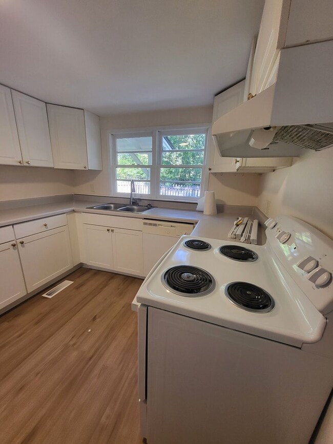 Building Photo - Charming Cottage on the Eastside Available Now