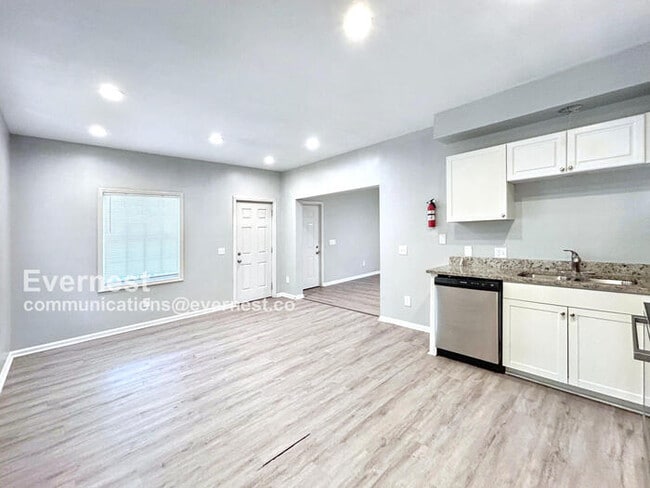 Building Photo - Spacious 3-Bedroom Home with Modern Amenities / Pet-Friendly / Available Now!