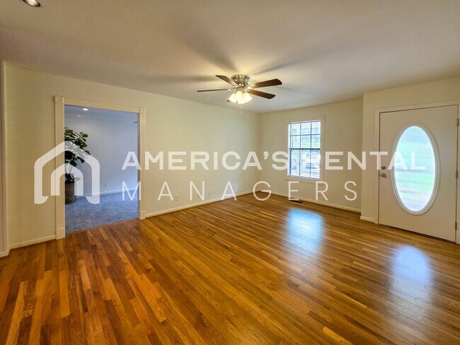 Building Photo - DEPOSIT PENDING! Newly Renovated and Ready for Move In!