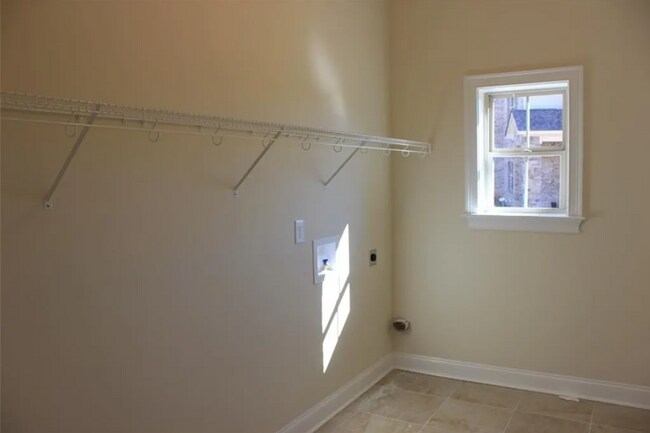 Building Photo - 5 bed, 3.5 bath home in Cotswolds!