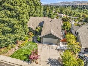 Building Photo - 325 Paraiso Dr