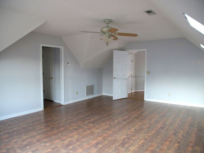 Building Photo - 104 Victoria Dr