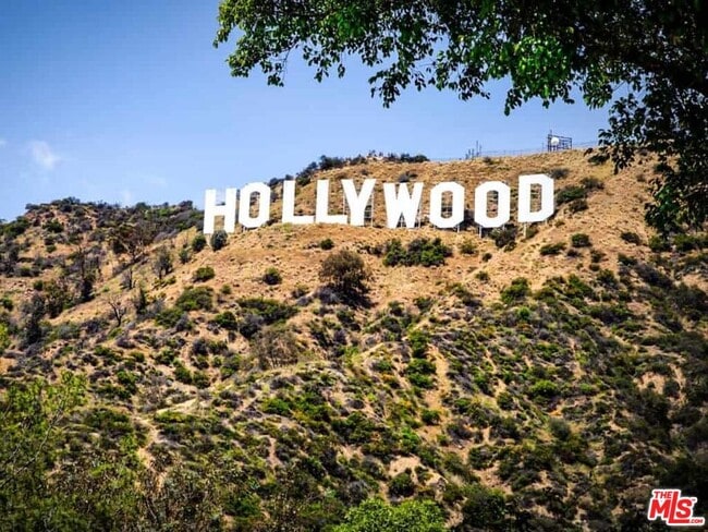 Building Photo - 2867 Beachwood Dr