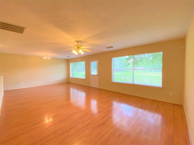 Building Photo - 8026 Golf Green Cir