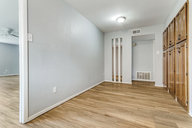 Building Photo - 803 Meadowlark Dr