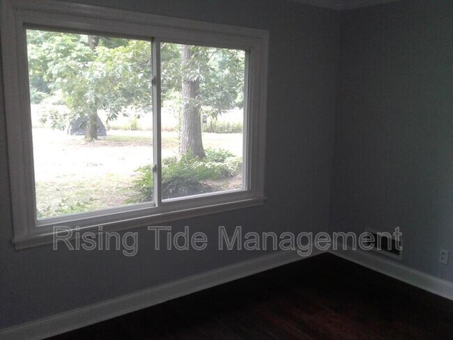 Building Photo - 948 Hickory Dr