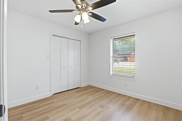 Building Photo - 300 Hidden Valley Dr