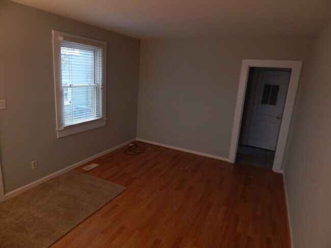 Building Photo - Lower Level, 1 Bedroom Apartment Near Johnnie Mercer's Pier, Includes Utilities and Off Street Pa...