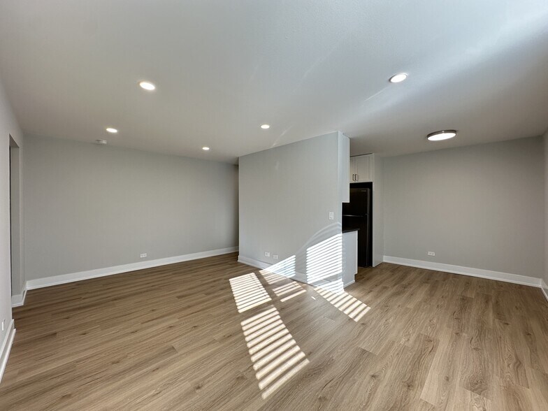 Building Photo - 535 W Aldine Ave