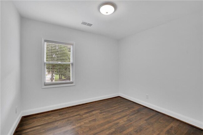 Building Photo - 2222 Beecher Cir SW