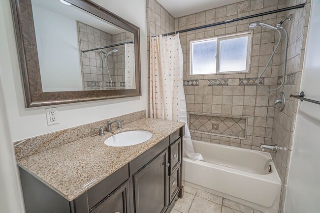 Building Photo - Upgraded 3 Bedroom Rental Home in Canyon C...