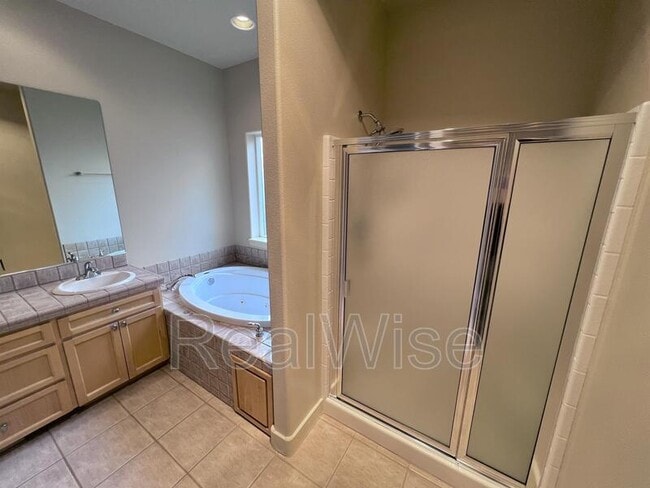 Building Photo - 835 Nutcracker Dr