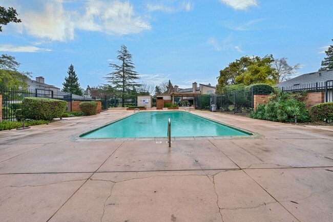 Building Photo - 317 Bridge Pl