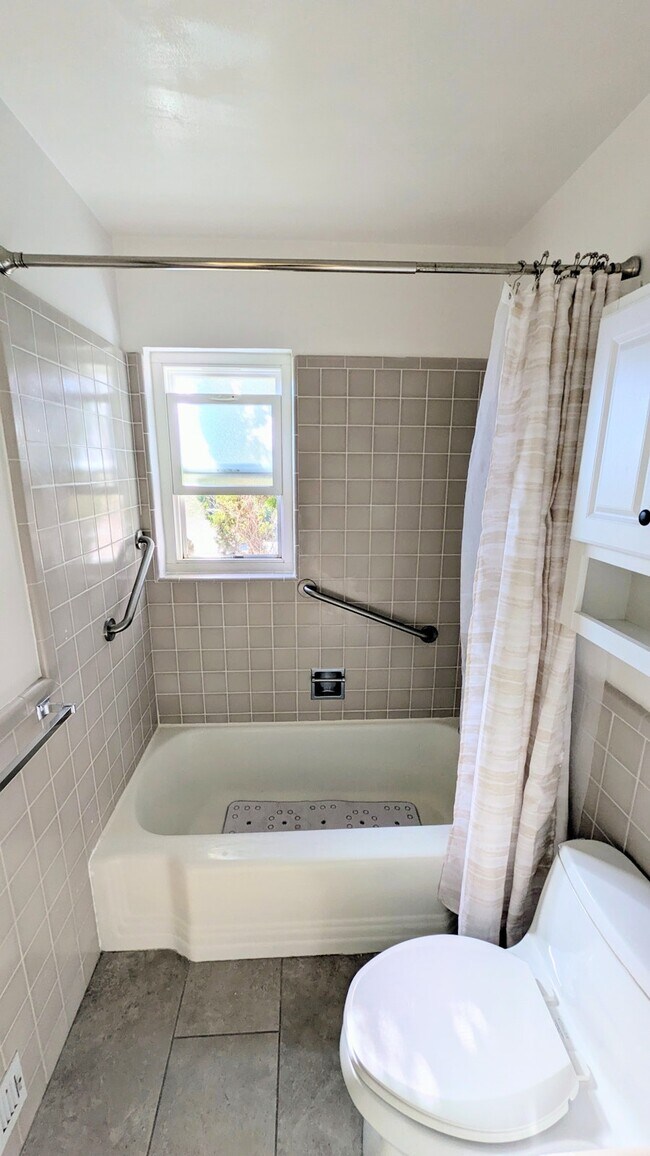 Building Photo - 1726 Sequoia Ave