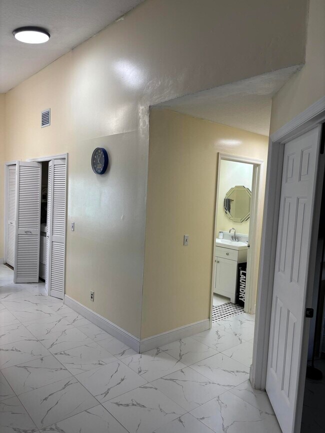 Building Photo - 5359 SE Dell St