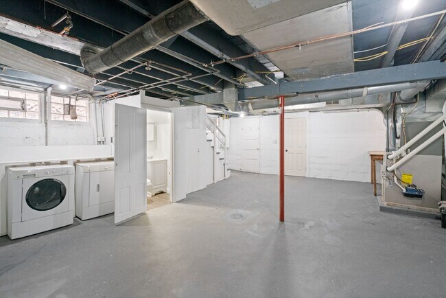 Building Photo - Stunning 4 bedroom home in Brookline available now!