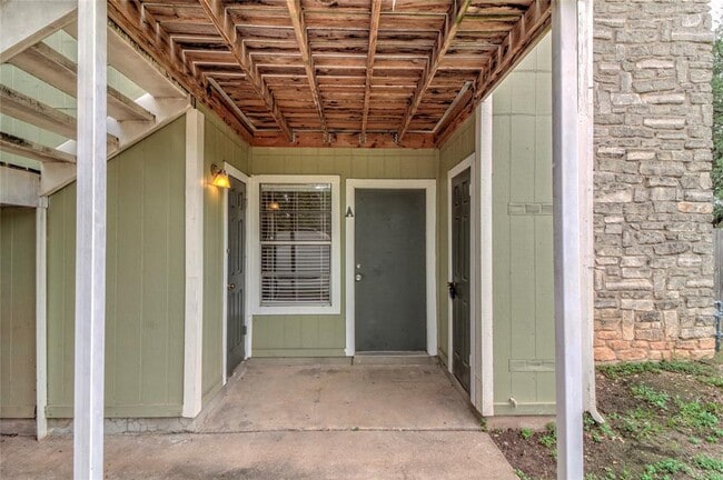 Building Photo - 400 Hedgewood Dr