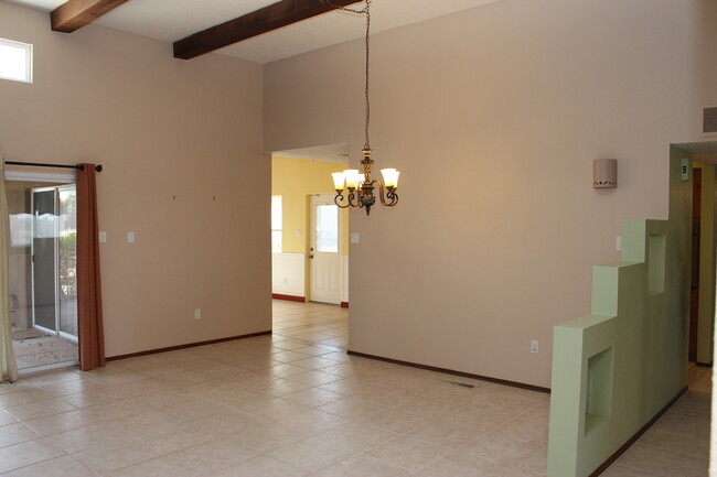 Building Photo - Beautiful 3 bdr, 2 bath SOLAR home w/large...