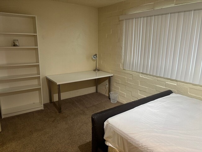 Building Photo - Furnished 2 Bedroom Condo with Community Pool Close to the UofA! (Speedway/Euclid)