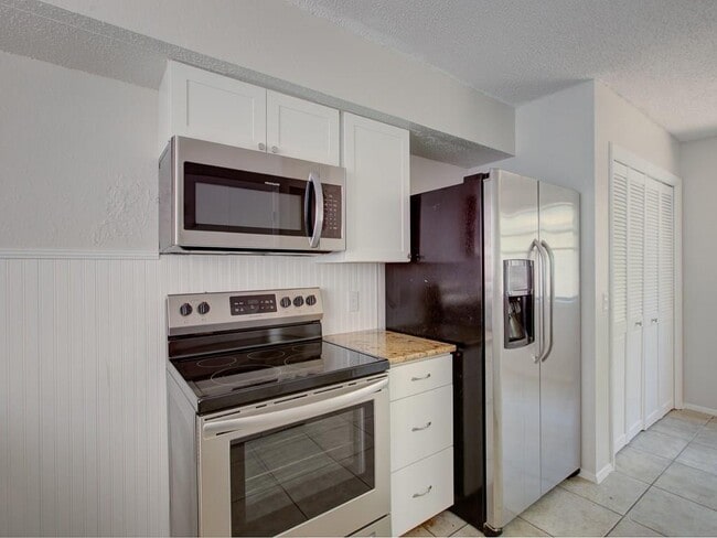 Building Photo - 8402 Tallwood Dr