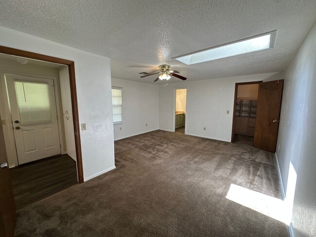 Building Photo - 4 Bed, 2 Bath house w/1 car garage