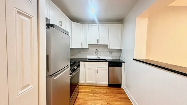 Building Photo - 6957 N Sheridan Rd