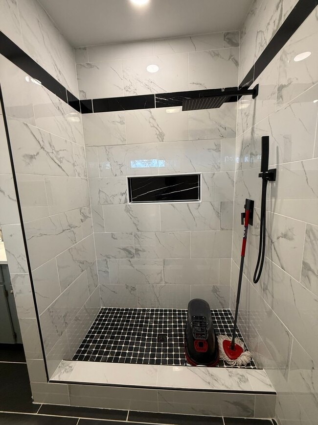 Building Photo - 4 Bedroom 2.5 Bathroom Home Available