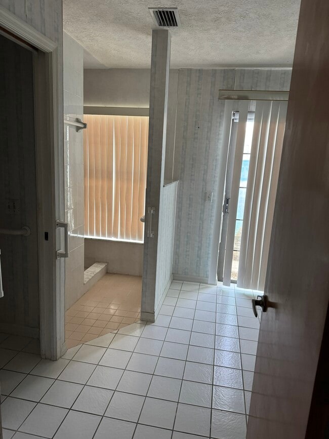 Building Photo - 1050 S Crystal Glen Dr