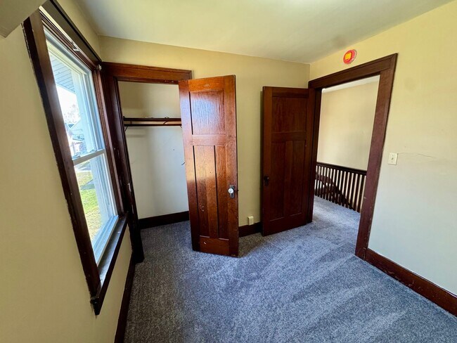 Building Photo - Updated 3BR End-Unit Townhome Across from Stephens Park – Moline