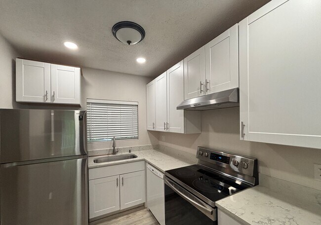 Building Photo - Beautiful updated Condo in Bellevue! (phot...