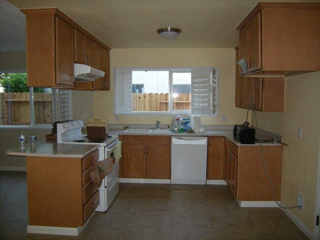 Building Photo - Walking distance to Cambridge Elementary S...