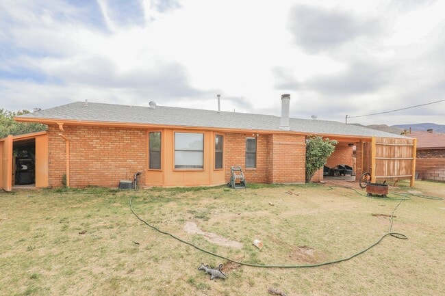 Building Photo - 3 Bedroom 2 Bath Home