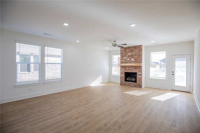 Building Photo - 136 S Broyles Ave