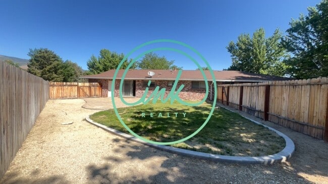 Building Photo - Duplex Unit for Rent in Carson City