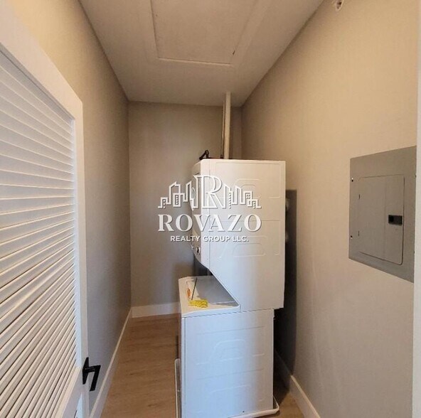 Building Photo - 502 William St