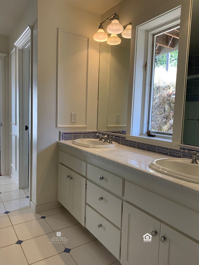 Building Photo - Stunning 3BD/2.5BA Home with Breathtaking ...