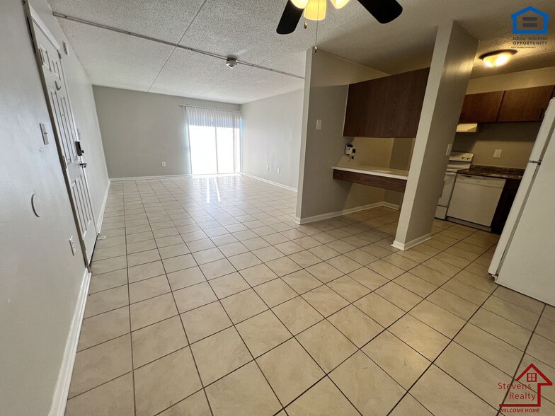 Building Photo - 915 S Seminole Dr