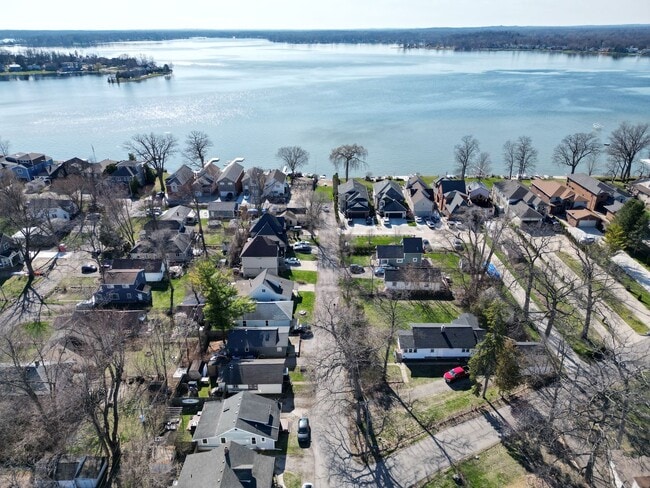 Building Photo - Lake Living at Its Finest in Keego Harbor!
