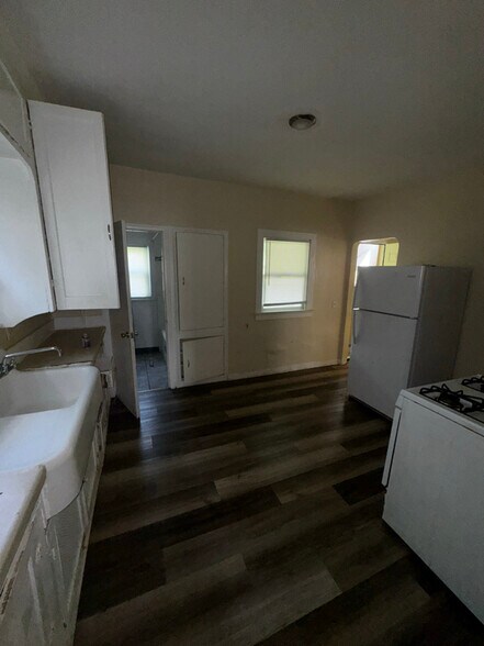 Building Photo - 319 E Streicher St