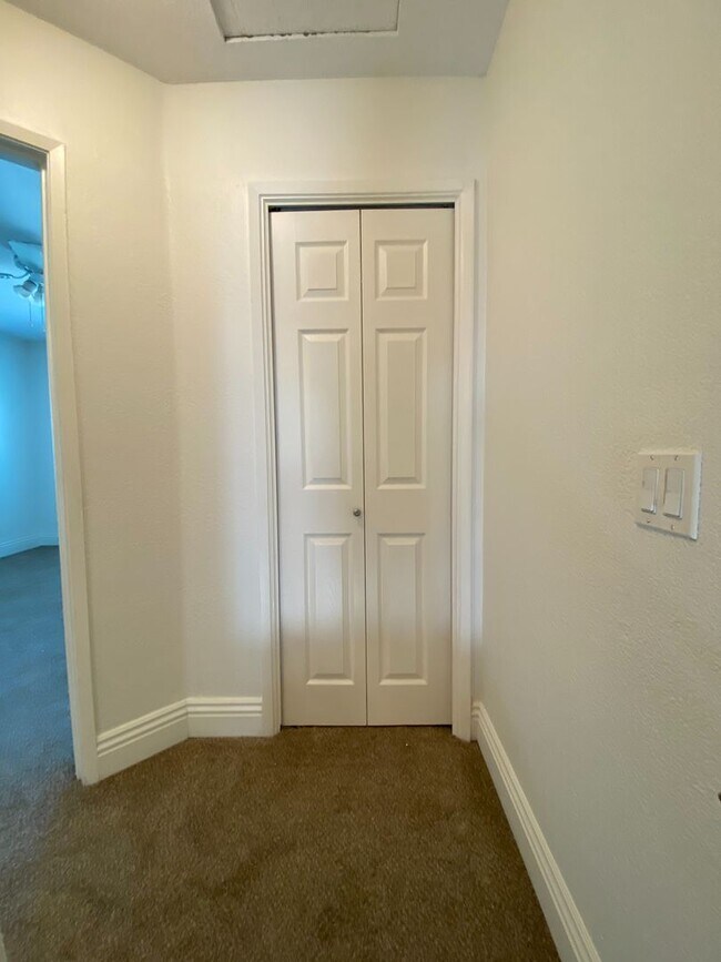 Building Photo - Quiet IB Townhome for Rent!